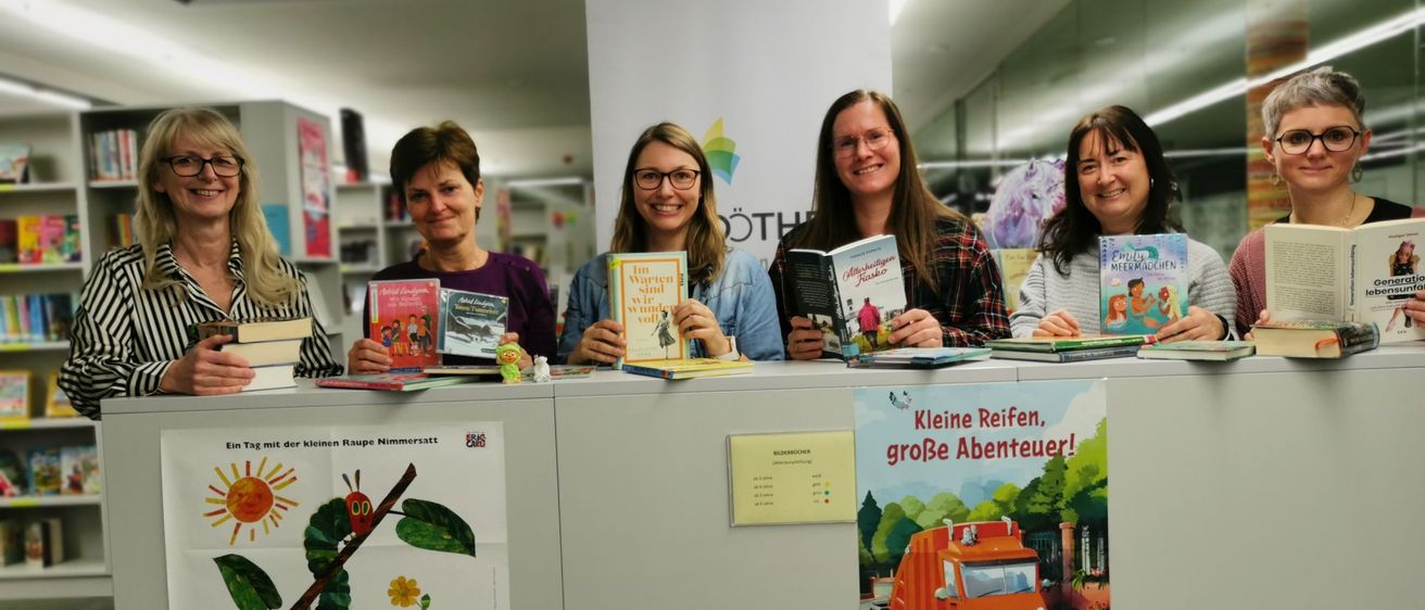 Bild enthält, Book, Publication, Indoors, Library, Adult, Female, Person, Woman, Shop, Face