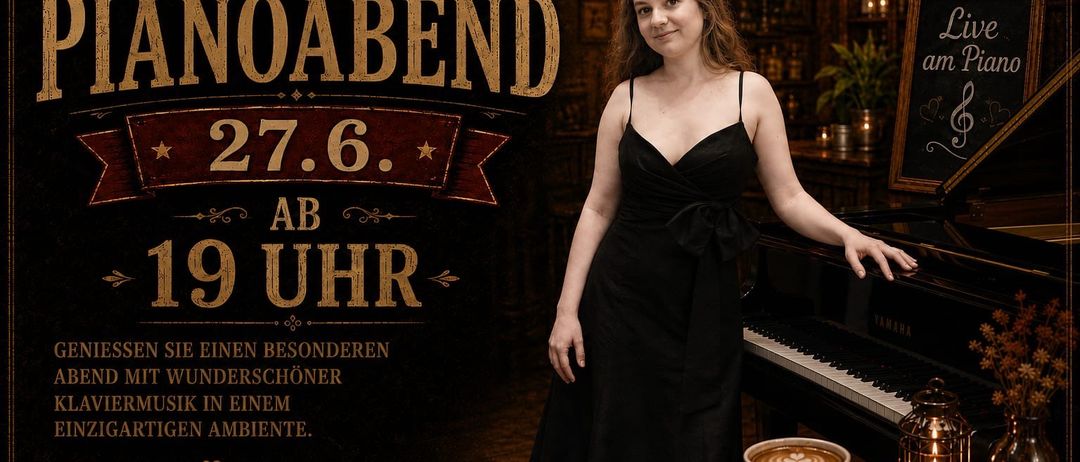 Eine Frau steht neben einem Klavier und lächelt. Eine Tasse Kaffee steht auf einem Untersetzer. Cafe Vintage, ein besonderer Abend am 27. Juni um 21 Uhr. Besuchen Sie uns!