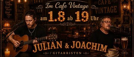 Werbeposter für Live-Musik im Cafe Vintage mit Julian und Joachim, Gitarristen, am 18. August ab 19 Uhr. Das Bild zeigt zwei Männer, die Gitarre spielen, in einem schwach beleuchteten Raum mit Kerzen und Flaschen im Hintergrund.