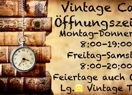 Ein Vintage-Café-Schild zeigt die Öffnungszeiten an. Gestapelte Bücher mit einer Uhr, die 8:00 anzeigt. Text lautet: Montag-Donnerstag 8:00-19:00, Freitag-Samstag 8:00-20:00, und Feiertage geöffnet. Vintage-Team.