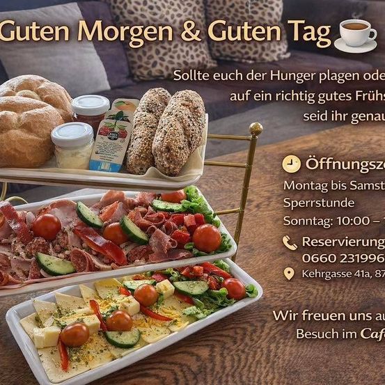 Eine Werbung für ein Café mit einem Frühstücksbuffet bestehend aus Brot, Fleisch und Gemüse, zusammen mit Öffnungszeiten und Kontaktdaten.