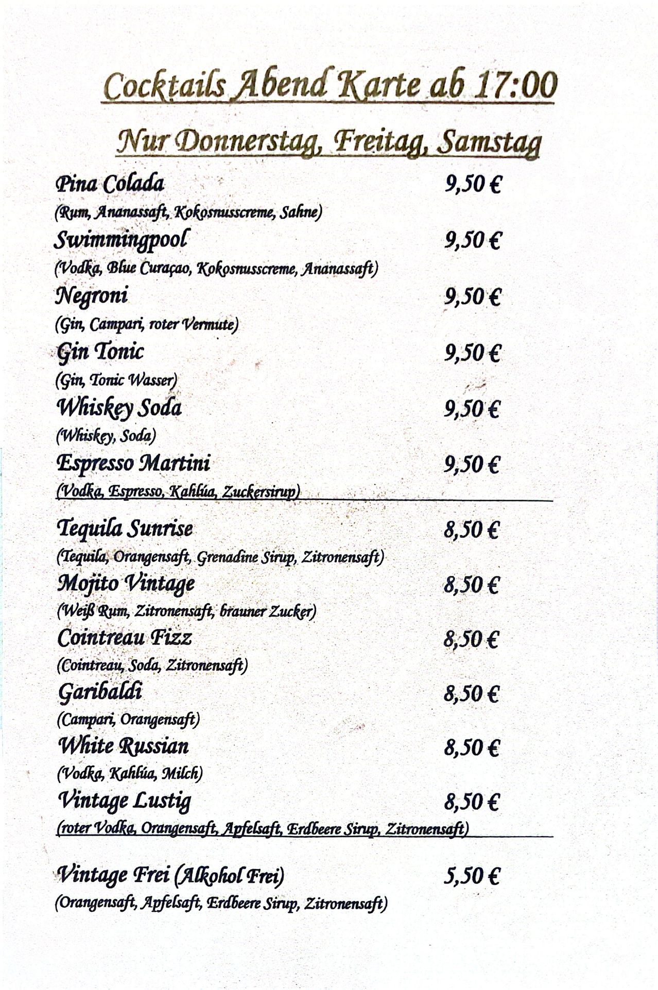 Cocktailkarte mit Getränken wie Pina Colada, Swimmingpool, Negroni, Gin Tonic und Tequila Sunrise, zum Preis von 9,50€ oder 8,50€.