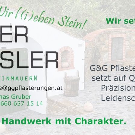 Ein Werbebild für G&G Plasterungen mit einem Steingebäude. Es steht 'Wir setzen Steine!' und enthält eine Kontakt-E-Mail und Telefonnummer.