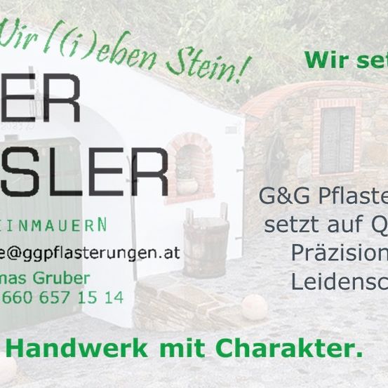 Ein Werbebild für G&G Plasterungen mit einem Steingebäude. Es steht 'Wir setzen Steine!' und enthält eine Kontakt-E-Mail und Telefonnummer.