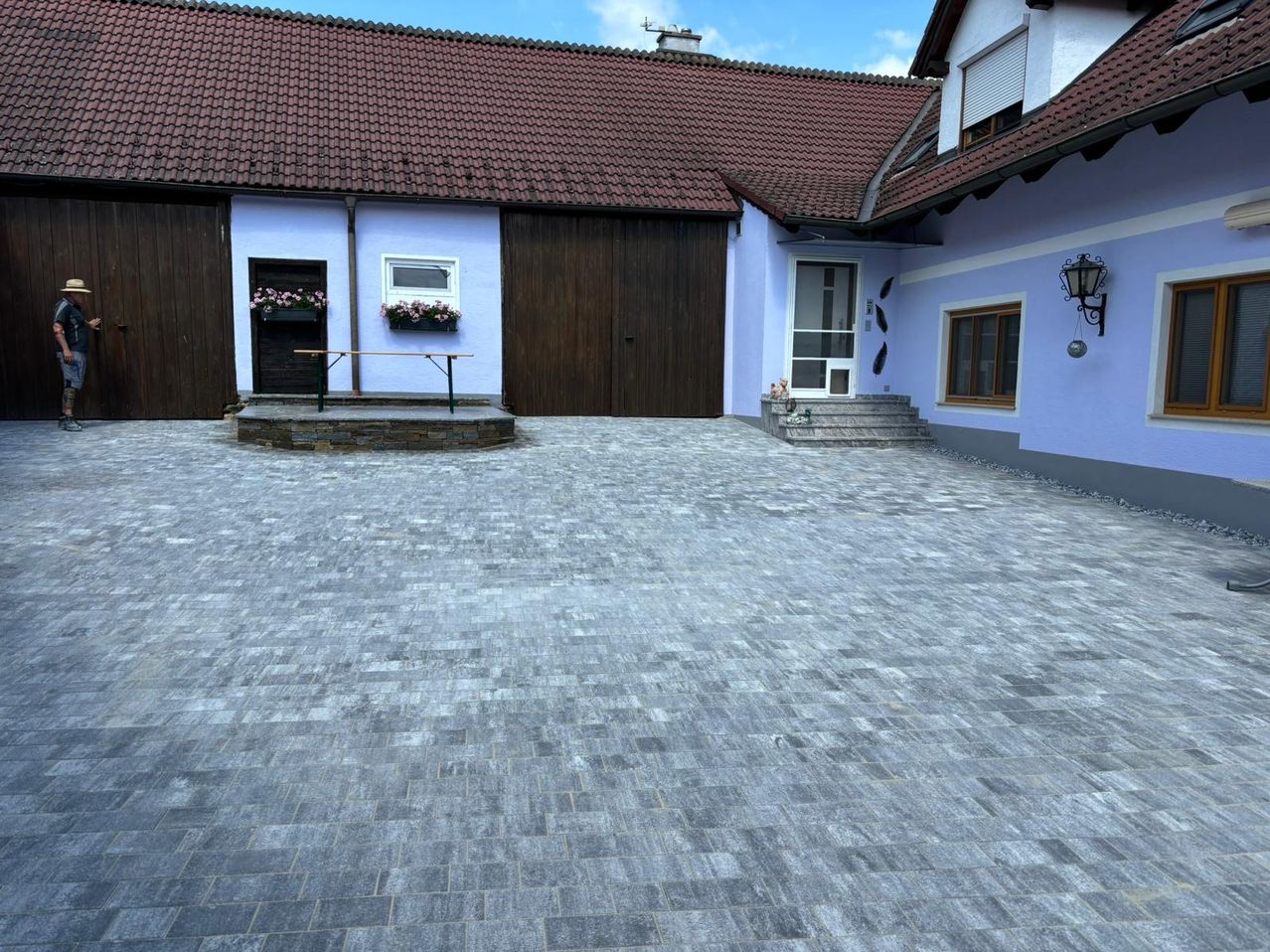 Bild enthält, Floor, Flooring, Building, Housing, House, Outdoors, Person, Driveway, Aerial View, Shoe