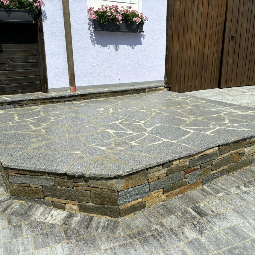 Bild enthält, Floor, Path, Walkway, Flooring, Plant, Furniture, Table, Tabletop, Housing, Patio