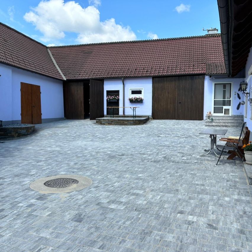 Bild enthält, Floor, Outdoors, Architecture, Building, Housing, House, Aerial View, Person, Driveway, City