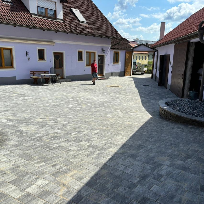 Bild enthält, Floor, Housing, Outdoors, Lamp, House, Chair, Driveway, Person, Aerial View, Shorts