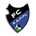Ein Fußballvereinslogo mit den Buchstaben FC in Weiß auf schwarzem Hintergrund, das einen blauen Schild mit einer kleinen weißen Kirche und einem grünen Feld in der Mitte zeigt.