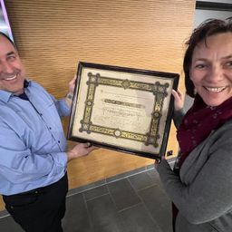 Bild enthält, Adult, Female, Person, Woman, Male, Man, Face, Head, Smile, Portrait