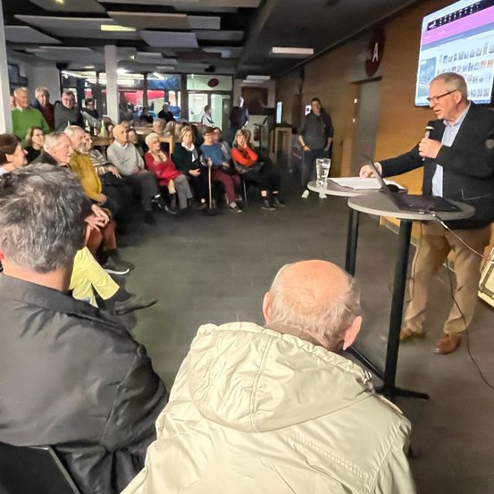 Bild enthält, Crowd, Person, People, Shoe, Adult, Male, Man, Audience, Glasses, Laptop