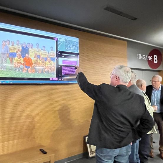 Bild enthält, Adult, Male, Man, Person, Shoe, Interior Design, Glasses, Computer Hardware, Monitor, Screen