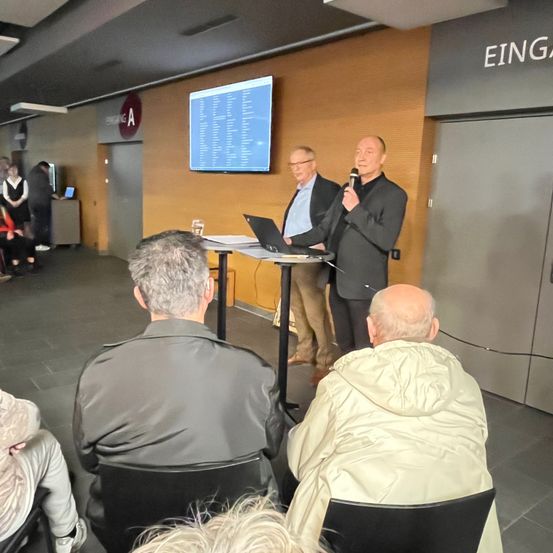 Bild enthält, Crowd, Person, Adult, Male, Man, Audience, Table, Dog, Glasses, Laptop