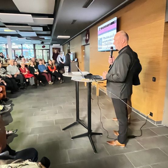 Bild enthält, Furniture, Table, Desk, Crowd, Person, Adult, Female, Woman, Male, Man