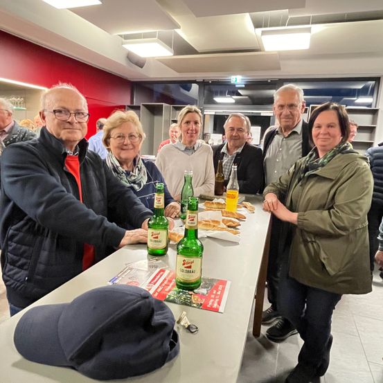 Bild enthält, Adult, Female, Person, Woman, People, Male, Man, Glasses, Table, Restaurant