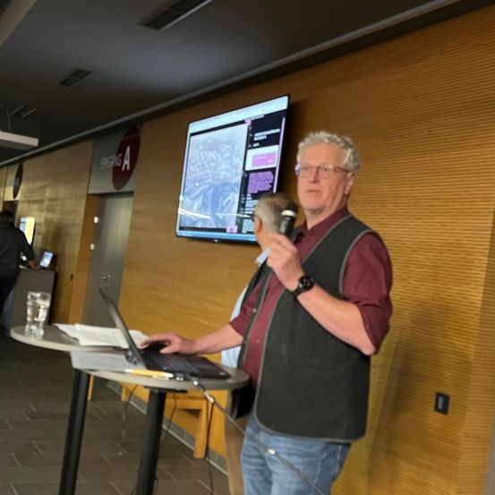 Bild enthält, Furniture, Table, Desk, Wristwatch, Person, Shoe, Laptop, Glasses, Adult, Man