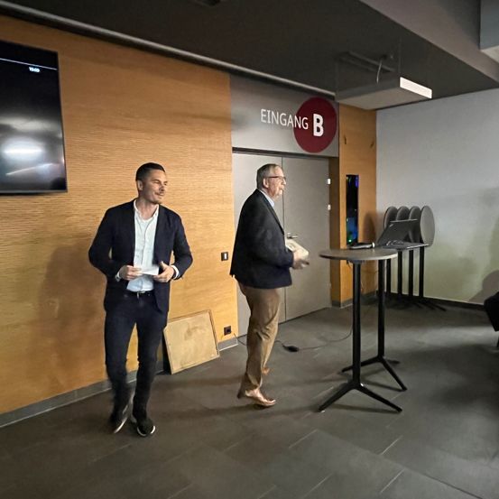 Bild enthält, Furniture, Table, Desk, Adult, Male, Man, Person, Shoe, Crowd, Coat