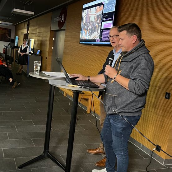 Bild enthält, Desk, Furniture, Table, Standing Desk, Person, Adult, Male, Man, Laptop, Glasses