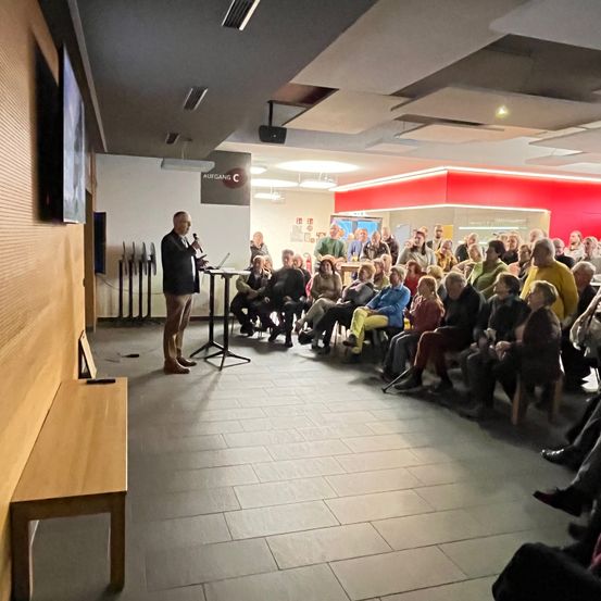 Bild enthält, People, Person, Crowd, Classroom, Indoors, School, Audience, Shoe, Adult, Man