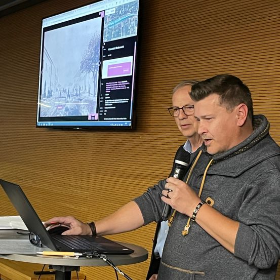 Bild enthält, Furniture, Table, Desk, Crowd, Person, Adult, Male, Man, Glasses, Laptop