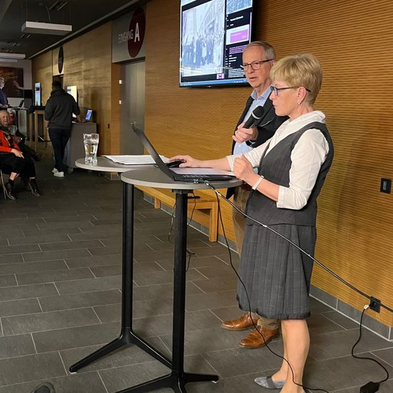 Bild enthält, Desk, Furniture, Table, Adult, Male, Man, Person, Female, Woman, Laptop