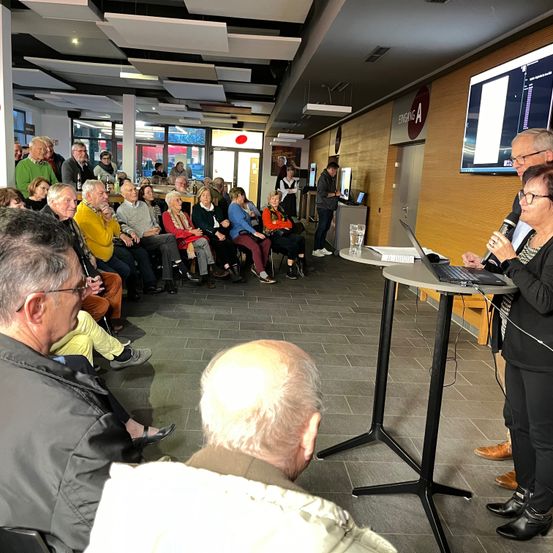 Bild enthält, Crowd, Person, People, Adult, Male, Man, Glasses, Laptop, Audience, Microphone