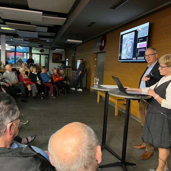 Bild enthält, Table, Desk, Crowd, Person, People, Shoe, Bracelet, Adult, Female, Woman