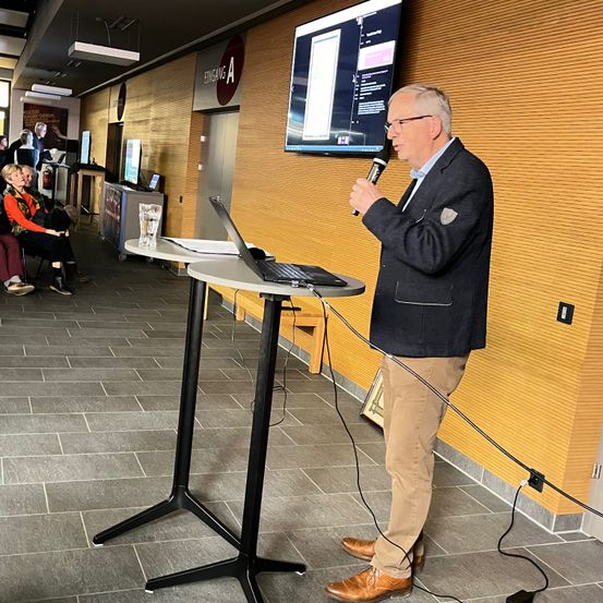 Bild enthält, Desk, Furniture, Table, Crowd, Person, Adult, Female, Woman, Laptop, Man