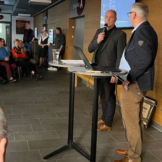 Bild enthält, Desk, Furniture, Table, Adult, Male, Man, Person, Shoe, Female, Woman