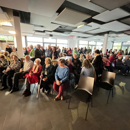 Bild enthält, Furniture, Indoors, Lounge, Adult, Female, Person, Woman, People, Cafeteria, Man