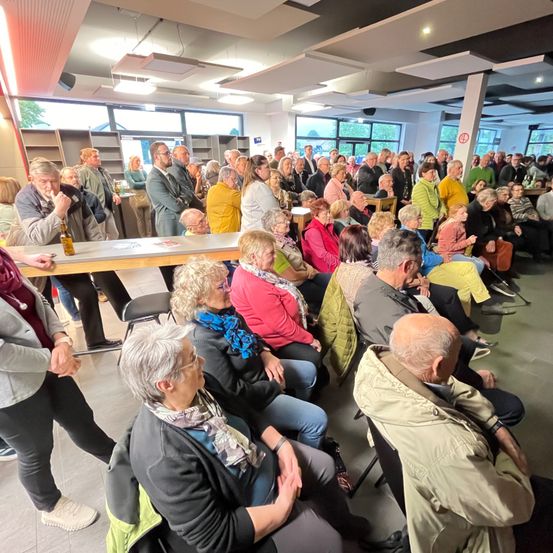 Bild enthält, People, Person, Furniture, Indoors, Lounge, Adult, Male, Man, Female, Woman