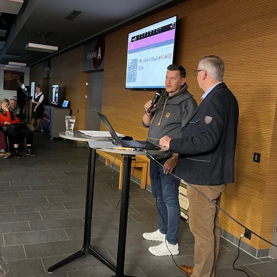 Bild enthält, Desk, Furniture, Table, Microphone, Adult, Male, Man, Person, Shoe, Laptop