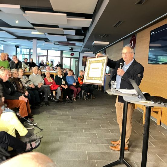 Bild enthält, Crowd, Person, Table, Desk, Adult, Female, Woman, Audience, Male, Man