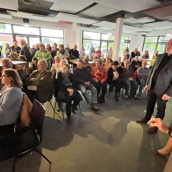 Bild enthält, People, Person, Adult, Female, Woman, Crowd, Male, Man, Shoe, Indoors