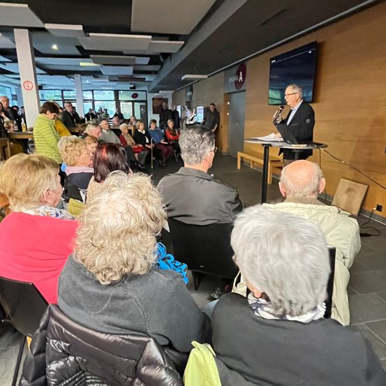 Bild enthält, People, Person, Crowd, Adult, Male, Man, Audience, Female, Woman, Glasses