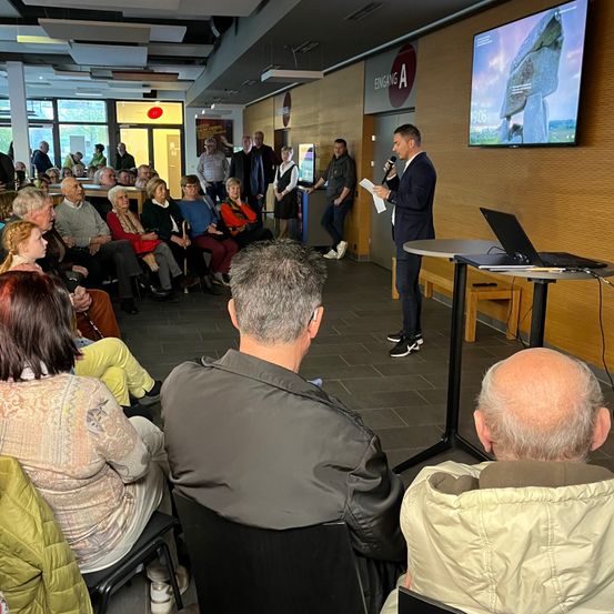 Bild enthält, People, Person, Crowd, Adult, Female, Woman, Indoors, Male, Man, Classroom