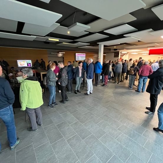 Bild enthält, People, Person, Shoe, Indoors, Adult, Male, Man, Handbag, Monitor, Jeans