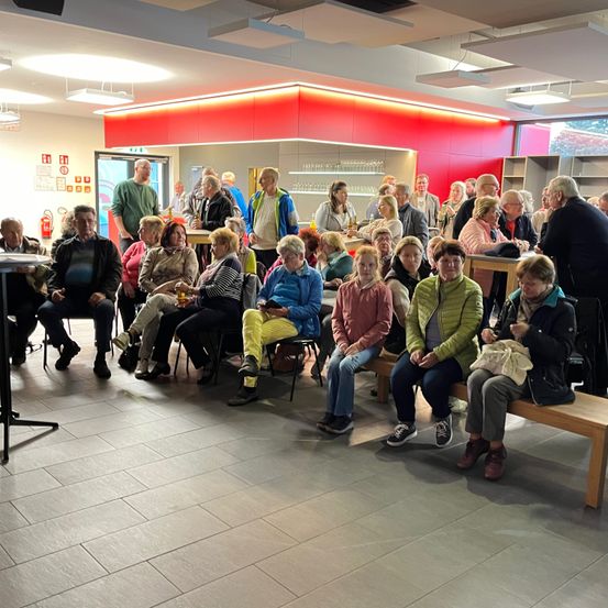 Bild enthält, People, Person, Shoe, Cafeteria, Indoors, Adult, Male, Man, Crowd, Building