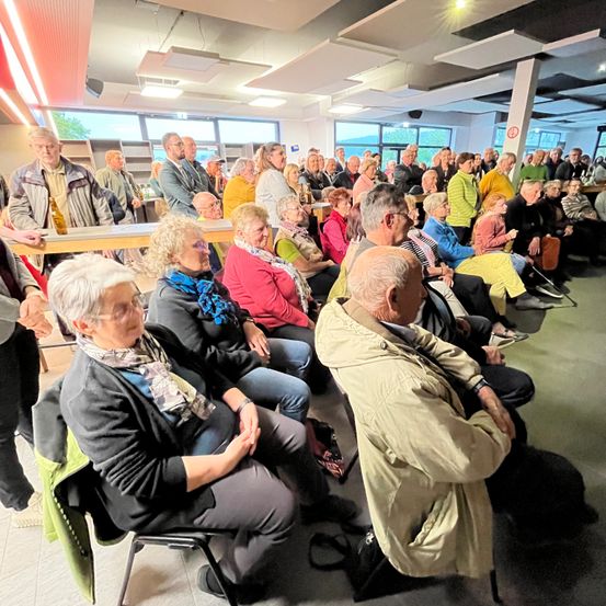 Bild enthält, People, Person, Furniture, Indoors, Lounge, Adult, Male, Man, Female, Woman