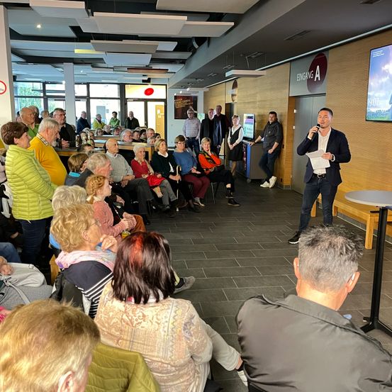 Bild enthält, People, Person, Adult, Female, Woman, Crowd, Shoe, Male, Man, Handbag