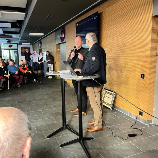 Bild enthält, Desk, Furniture, Table, Crowd, Person, Shoe, Audience, Adult, Male, Man