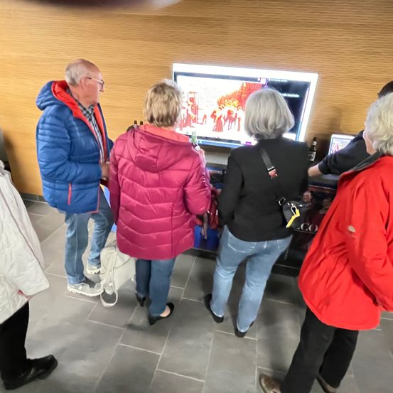 Bild enthält, Adult, Female, Person, Woman, Coat, Jacket, Boy, Child, Male, Man