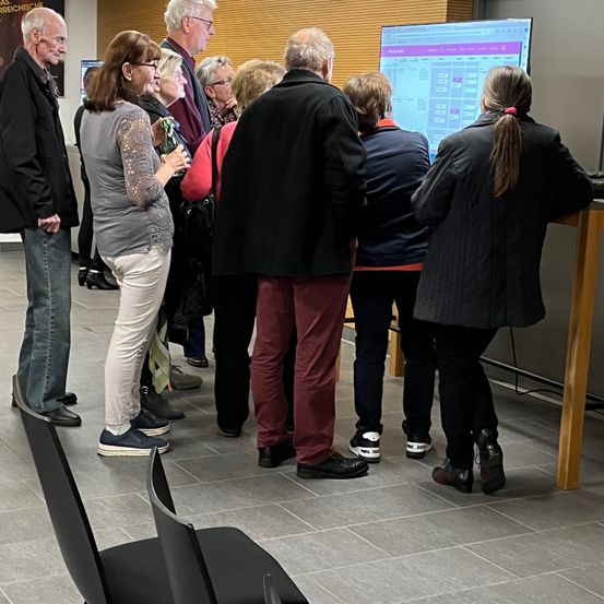 Bild enthält, Adult, Female, Person, Woman, Lamp, Shoe, Male, Man, People, Coat