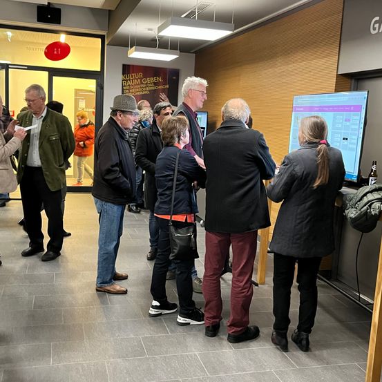 Bild enthält, Handbag, Shoe, Adult, Male, Man, Person, Female, Woman, Lamp, Glasses