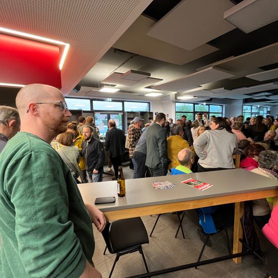 Bild enthält, Cafeteria, Indoors, Restaurant, Glasses, Adult, Male, Man, Person, People, Hat