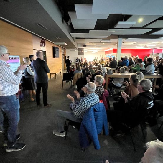 Bild enthält, People, Person, Cafeteria, Indoors, Restaurant, Adult, Male, Man, Shoe, Crowd