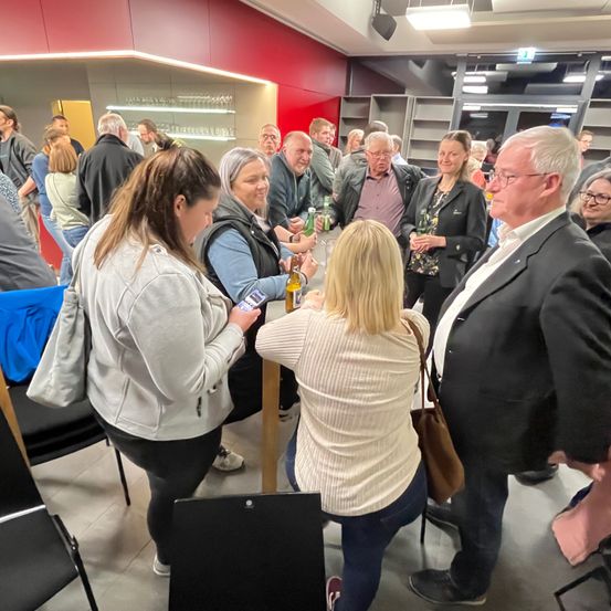 Bild enthält, Cafeteria, Adult, Female, Person, Woman, Shoe, Handbag, Male, Man, People