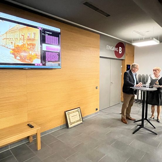Bild enthält, Crowd, Person, People, Adult, Male, Man, Lamp, Shoe, Table, Bench