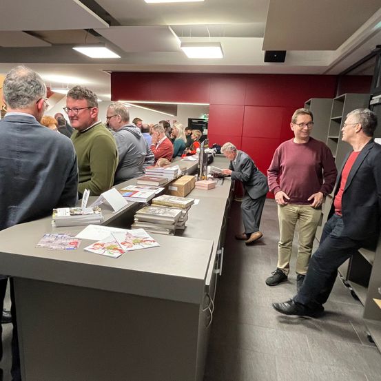 Bild enthält, Indoors, Shoe, Person, Adult, Male, Man, Glasses, People, Lamp, Shop