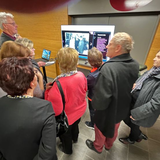 Bild enthält, Shoe, Adult, Female, Person, Woman, Male, Man, Handbag, Boy, Child